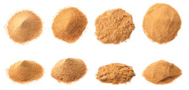 Beyaz üzerine izole edilmiş hindistan cevizi şekeri yığınları.