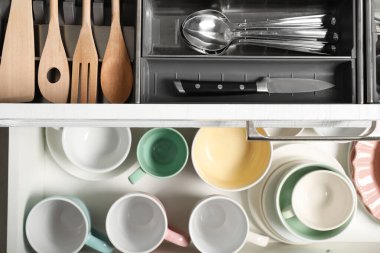 Seramik bulaşık takımı, çatal bıçak takımı ve çatal bıçak takımı.