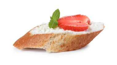 Taze ricotta (krem peynir) ile nefis bruschetta, beyaz üzerine izole edilmiş çilek ve nane.