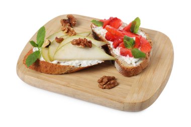Lezzetli bruschettalar taze ricotta (krem peynir), çilek, nane ve armut beyaza izole edilmiş.