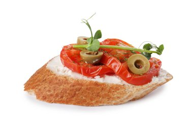 Lezzetli ricotta bruschetta dilimlenmiş domates, zeytin ve yeşillikler beyaz üzerine izole edilmiş.