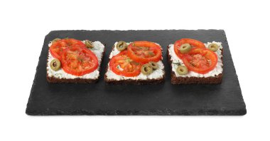 Dilimlenmiş domatesli, zeytinli ve yeşillikli leziz ricotta bruschettalar.