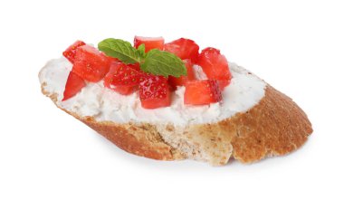 Lezzetli ricotta bruschetta çilekli ve naneli beyaz üzerine izole edilmiş.