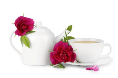 Aromatik bitkisel çay ve beyaz üzerinde gül çiçekleri.