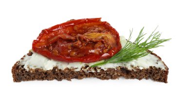 Lezzetli bruschetta, ricotta peyniri, güneşte kurutulmuş domates ve dereotlu beyaz yalıtılmış.
