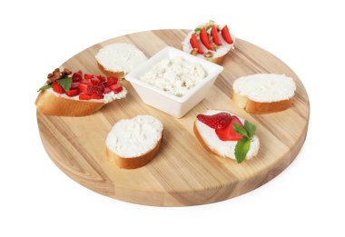Farklı lezzetli ricotta bruschetaların olduğu tahta beyaz üzerine izole edilmiş.