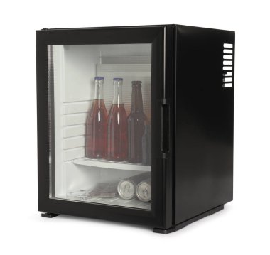 Mini buzdolabı, içecekler ve aperatifler beyaz üzerine izole.