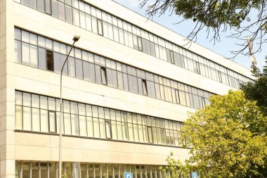 Camdan pencereli modern binanın dışı.