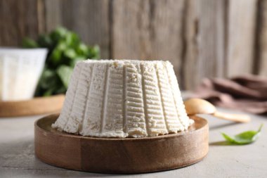 Açık gri masada taze ricotta (krem peynir), yakın plan.