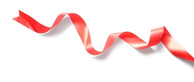 Güzel bir kırmızı kurdele, beyaz manzarada izole edilmiş.