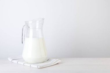 Tahta masada bir sürahi taze süt, metin için yer var.