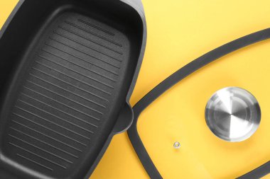 Sarı arka planda siyah kap ve cam kapak, üst manzara