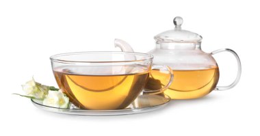 Aromatik yasemin çayı fincanda, çiçekler ve çaydanlık beyazda izole edilmiş.