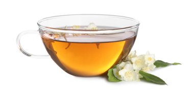 Aromatik yasemin çayı fincanda, çiçekler ve yeşil yapraklar beyazda izole.