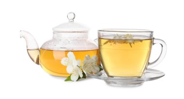 Aromatik yasemin çayı fincanda, çiçekler ve çaydanlık beyazda izole edilmiş.