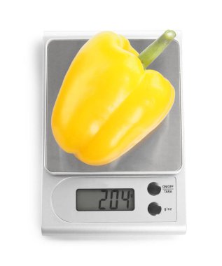 Mutfak ölçeği ve dolma biber beyaz, üst görünümde izole