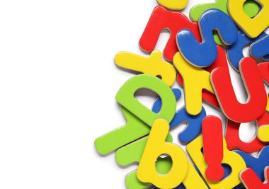 Alfabe. Birçok renkli manyetik harf beyaz, üst görünümde izole