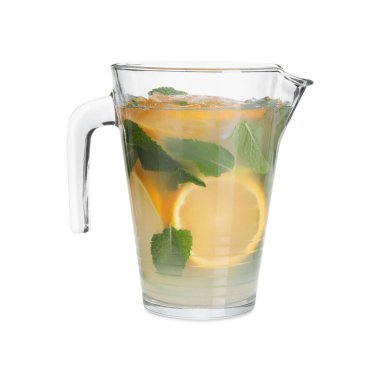 Portakallı taze limonata ve beyaz üzerine izole edilmiş nane.