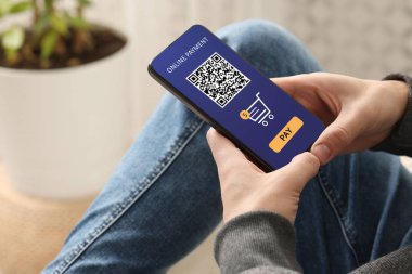 Evdeki cep telefonunda online ödeme uygulaması kullanan adam, kapat