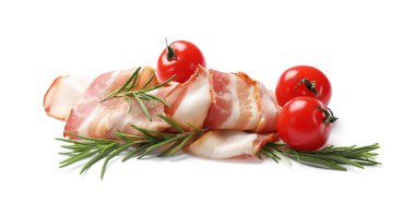 Çiğ domuz pastırması, biberiye ve beyaz domates dilimleri.