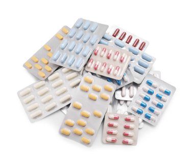 Kabarcıklardaki farklı antibiyotik hapları beyaza izole edilmiş.