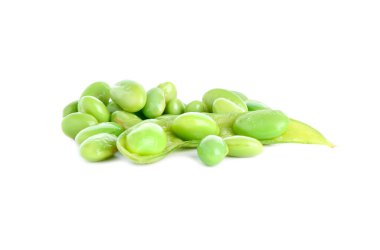 Çiğ yeşil edamame kabuğu ve soya fasulyesi beyaz üzerine izole