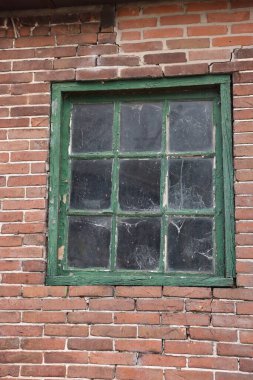 Açık alanda yeşil çerçeveli eski pencere