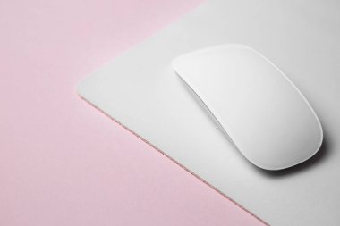 Pembe arka planda fareli bir kablosuz fare, yakın plan. Metin için boşluk