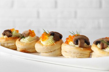 Krem peynirli nefis puf böreği, kırmızı havyar, mantar ve dereotlu beyaz masa.