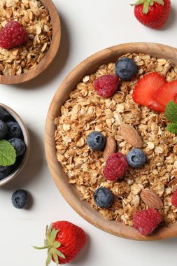 Böğürtlenli, fındıklı ve nane aromalı lezzetli granola.