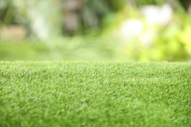 Bulanık arkaplan üzerinde yeşil yapay çimenler, yakın plan