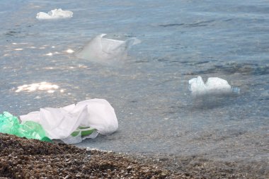 Açık havada plastik çöplerle dolu bir deniz. Çevre kirliliği