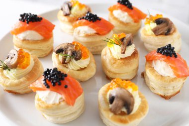 Farklı lezzetli hamur tatlıları tabakta, yakın plan.