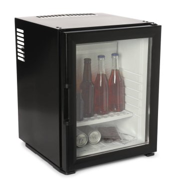 Mini buzdolabı, içecekler ve aperatifler beyaz üzerine izole.