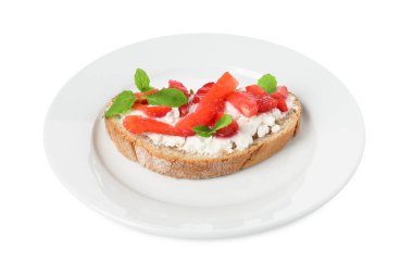 Taze ricotta (krem peynir) ile nefis bruschetta, beyaz üzerine izole edilmiş çilek ve nane.