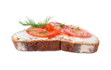 Lezzetli ricotta bruschetta dilimlenmiş domates ve dereotlu beyaz üzerine izole edilmiş.