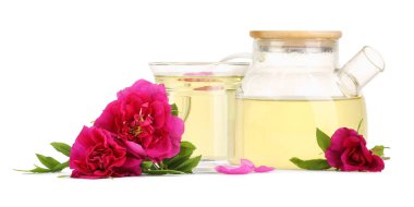 Aromatik bitkisel çay ve beyaz üzerinde gül çiçekleri.