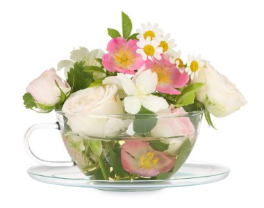 Cam fincanda farklı çiçekli otlu çay, beyaz üzerine izole edilmiş.