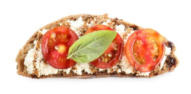 Lezzetli ricotta bruschetta, domates, fesleğen ve soslu, beyaza izole edilmiş.