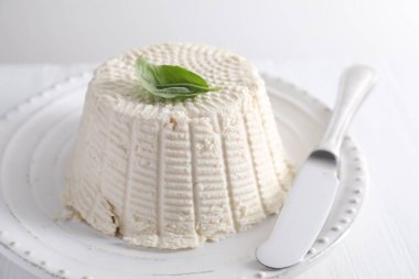 Fesleğen ve bıçaklı taze ricotta (krem peynir), yakın plan.
