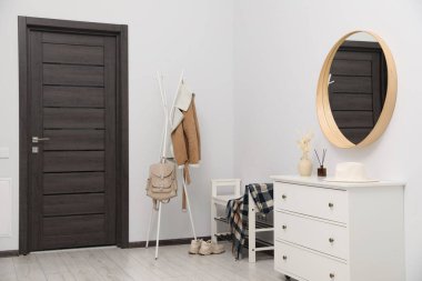 Palto askısı, çekmece sandığı, koridorda ayna ve ayakkabı deposu. İç tasarım