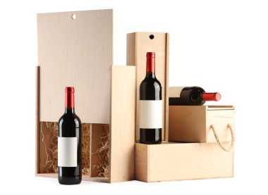 Beyaz şarap dolu ahşap hediye kutuları.