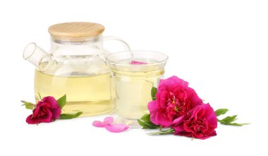 Aromatik bitkisel çay ve beyaz üzerinde gül çiçekleri.