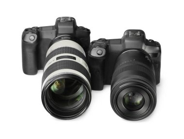 Modern kameralar beyaza izole edilmiş. Fotoğraf ekipmanı.