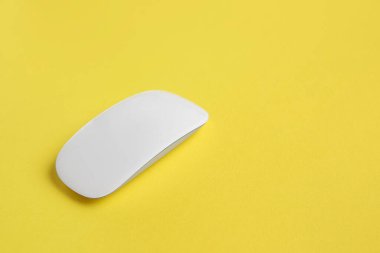 Sarı arka planda bir kablosuz fare. Metin için boşluk