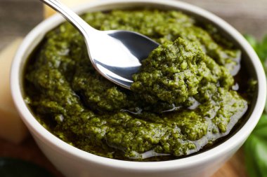 Masada lezzetli pesto sosu yiyorum, yakından.
