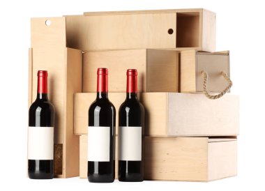 Beyaz şarap dolu ahşap hediye kutuları.