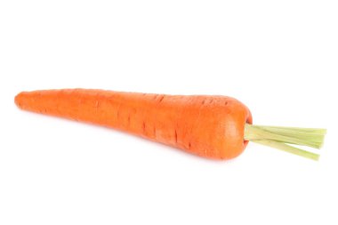 Taze olgun bir havuç beyazda izole edilmiş.