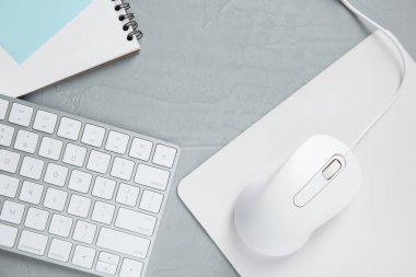 Kablolu fare fare fare fare, defter ve bilgisayar klavyesi gri desenli masa, düz yatıyordu