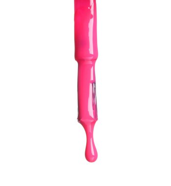 Fırçadan damlayan pembe oje beyaza izole edilmiş.